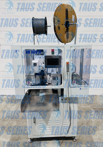 Perchè acquistare la tua nuova Taglia Spela Aggraffa GM TAUS 3T?  Aumenta la tua produttività sulle lavorazioni di taglio spelatura e aggraffatura, abbassa i costi, abbatti i tempi di lavorazione e aumenta drasticamente la precisione e la ripetibilità! Porta su un altro livello la tua azienda.  Contattaci per avere maggiori informazioni!  La TAGLIA SPELA AGGRAFFA GM TAUS 3T è una macchina completamente automatica ed è adatta alla lavorazione in automatico di fili unipolari fino a 6,0 mm2 di sezione.  La TAG
